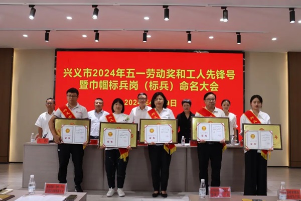 噴劑車間工人先鋒號的照片-興義市.jpg